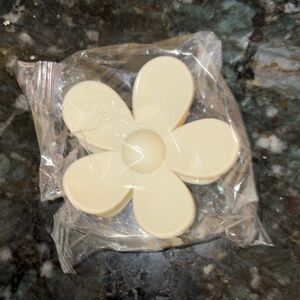 Cream Flower-Shaped Clip